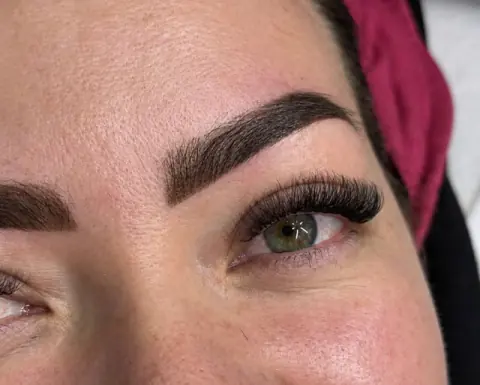 Cejas y pestañas de cerca