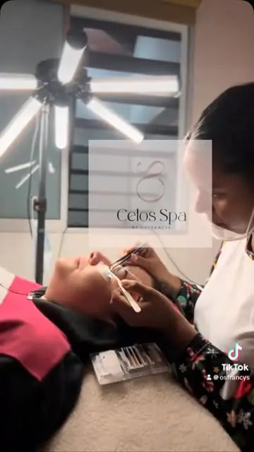 Procedimiento de cejas bajo la lámpara del estudio