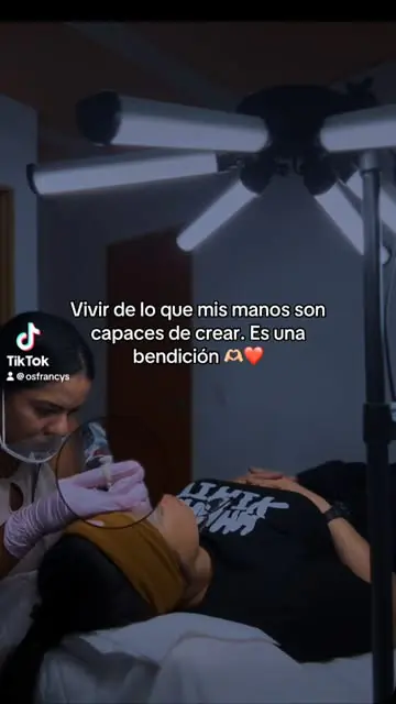 Osfrancys trabajando en el estudio de Celos Spa, con el logo en la pared